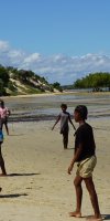 Mädchen spielen Fußball am Strand