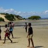 Mädchen spielen Fußball am Strand